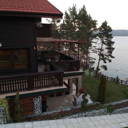 Villa Iskar Lake Residence By Bookvillabg Shtarkelovo Gnezdo Exterior photo