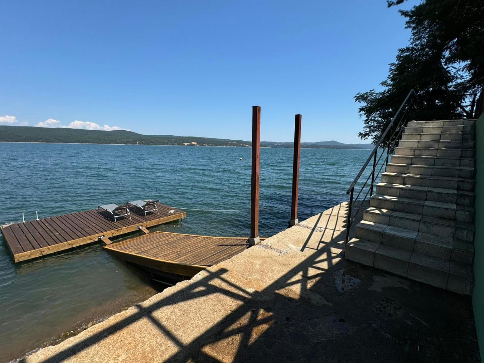 Villa Iskar Lake Residence By Bookvillabg Shtarkelovo Gnezdo Exterior photo