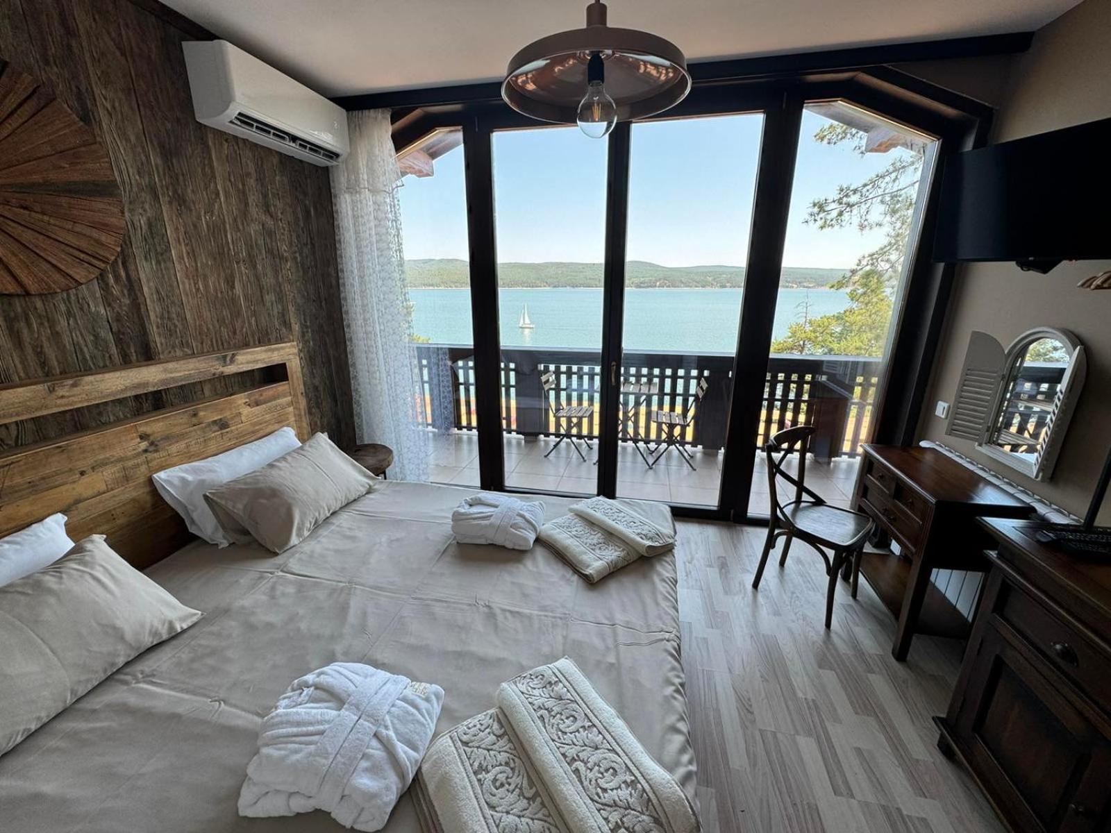 Villa Iskar Lake Residence By Bookvillabg Shtarkelovo Gnezdo Exterior photo