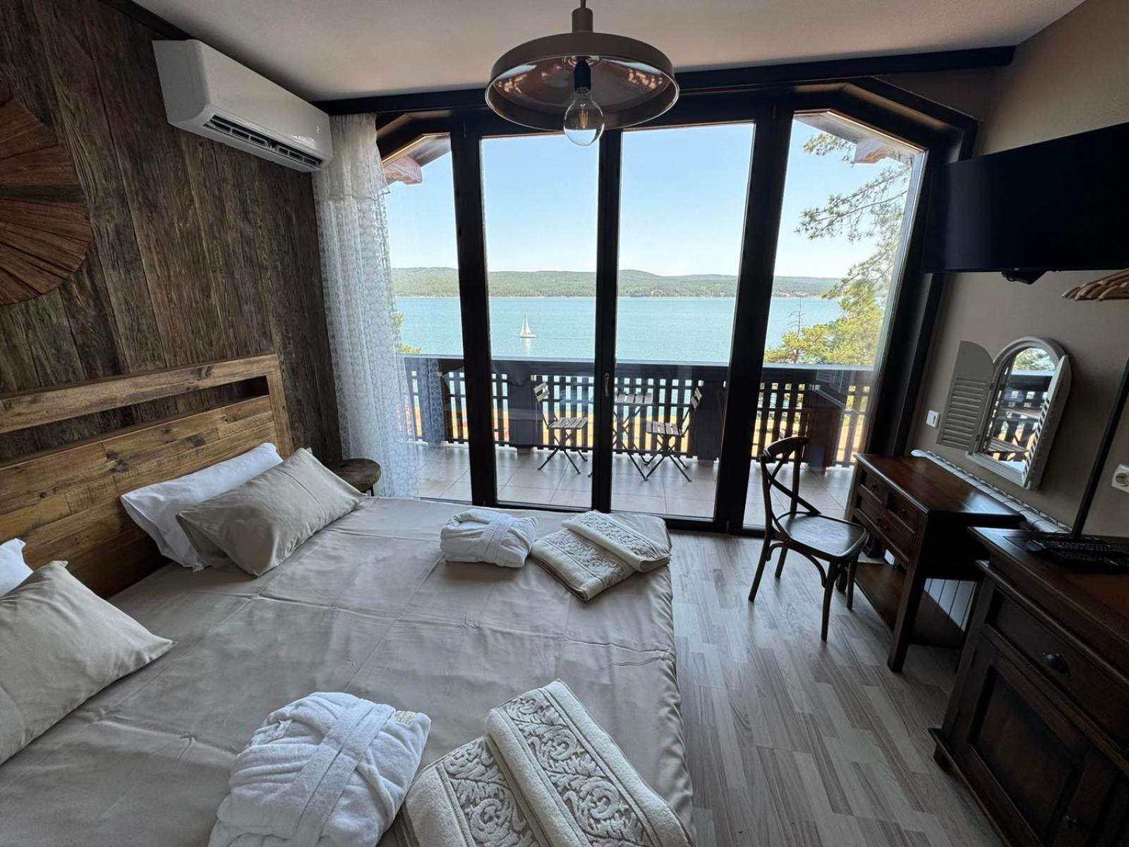 Villa Iskar Lake Residence By Bookvillabg Shtarkelovo Gnezdo Exterior photo