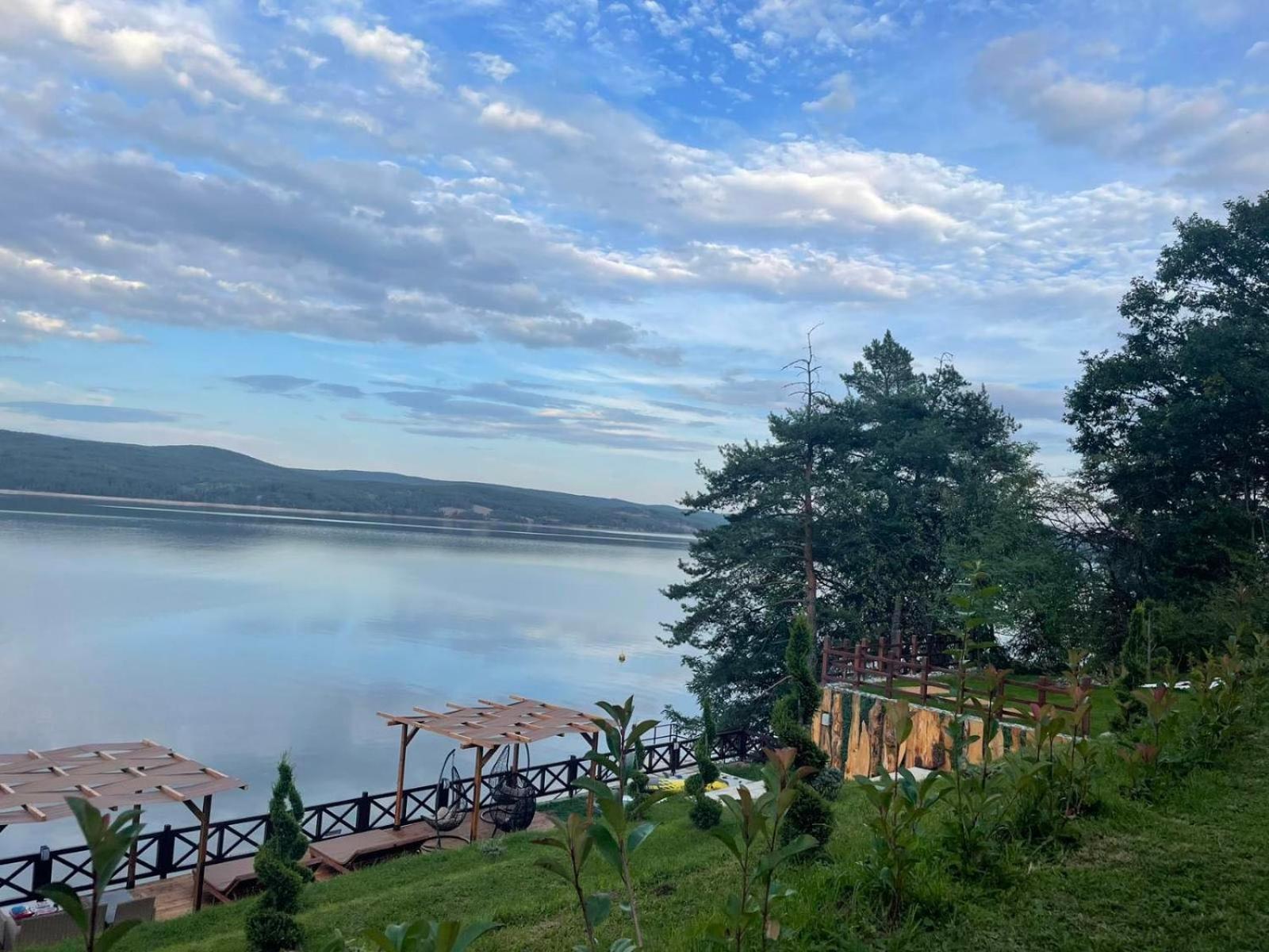 Villa Iskar Lake Residence By Bookvillabg Shtarkelovo Gnezdo Exterior photo